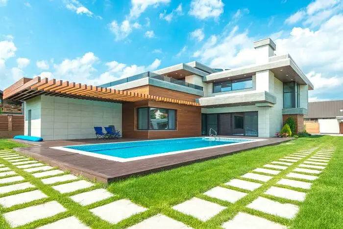 Guy Gets Bulldog To Keep Kids Away From Using His Pool Without Permission, Plan Works Beautifully Guy Gets Bulldog To Keep Kids Away From Using His Pool Without Permission, Plan Works Beautifully