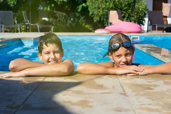 Guy Gets Bulldog To Keep Kids Away From Using His Pool Without Permission, Plan Works Beautifully Guy Gets Bulldog To Keep Kids Away From Using His Pool Without Permission, Plan Works Beautifully